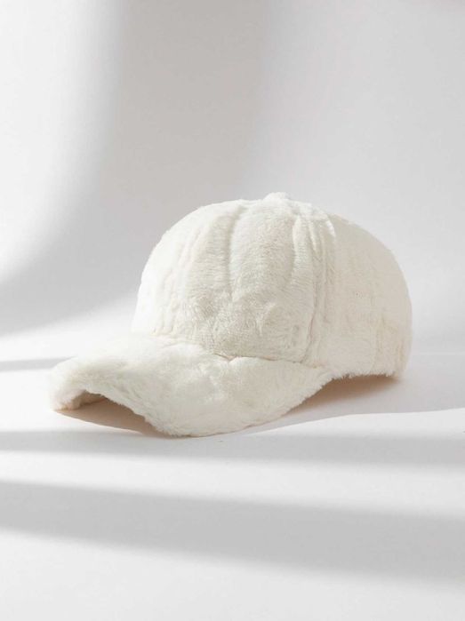 Пухена шапка с козирка - зимна- в бяло , черно