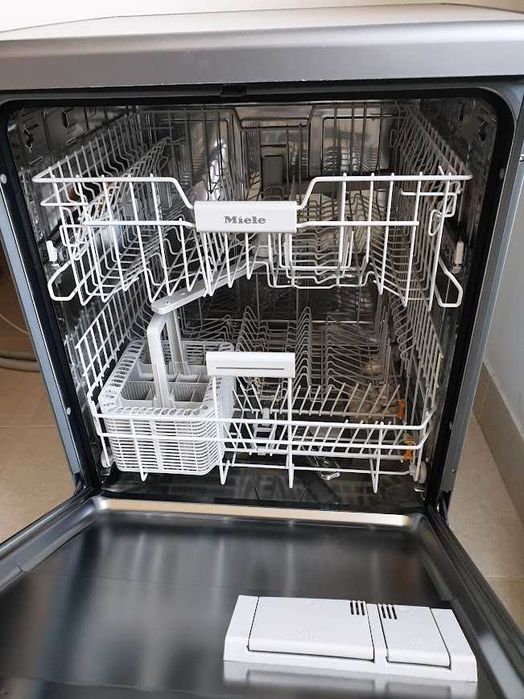 Инокс - Miele Съдомиялна - 14 Комплекта - Свободностояща - 60см