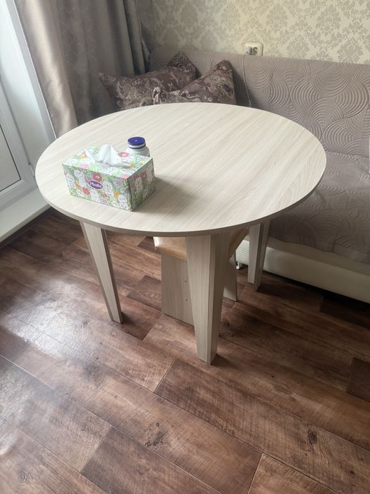 Стол  бежевый груглый для кухни