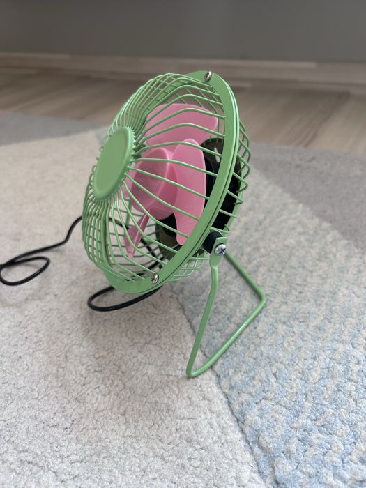 Малък вентилатор с кабел