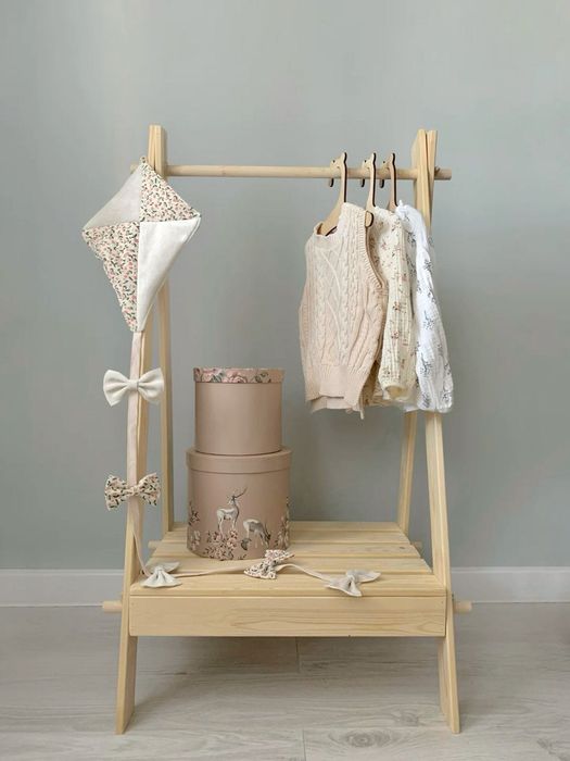 Деревянная вешалка для детской комнаты