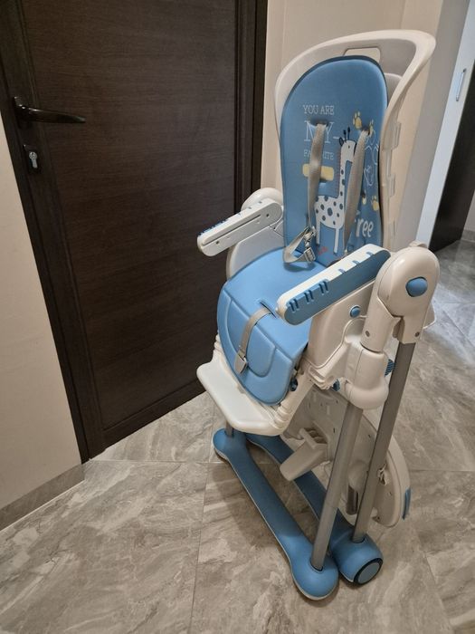 Стол за хранене с много позиции и сваляща седалка