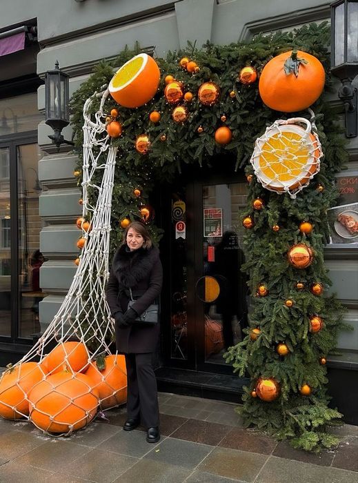 Оформление на новый год входной группы.