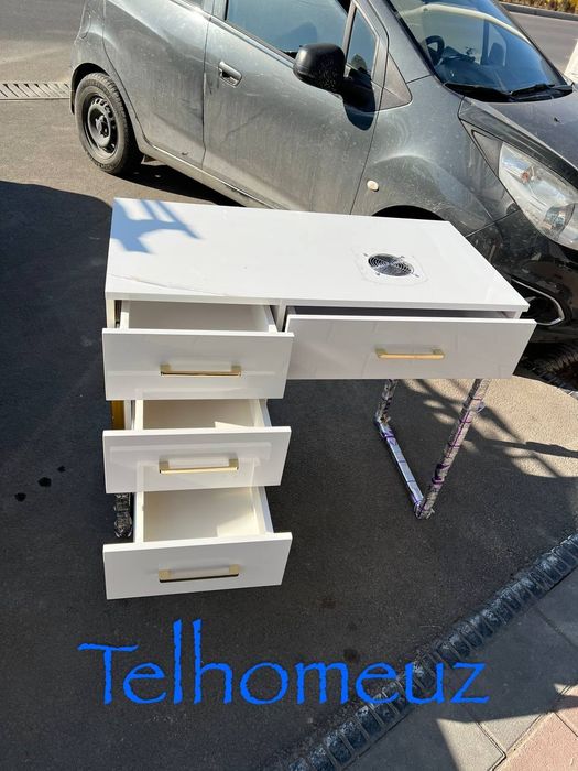 Маникюрный стол с вытяжкой