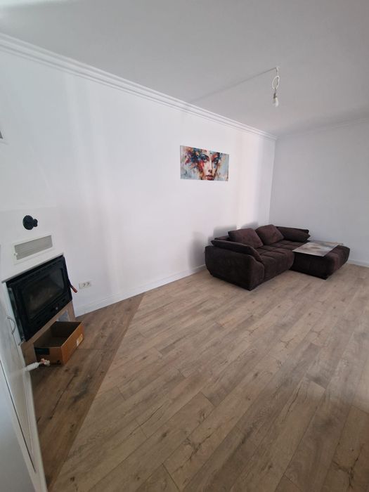 Apartament nou 62 mp, curte comună, zonă centrală Giarmata, mansardă dormitor, bucatarie open space și baie modernă
