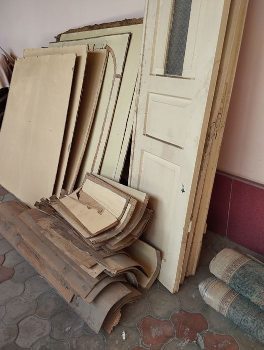 Хаммаси бирга сотилади.2та иккитавақали ЭШИК, фанера эски тахтала.Ўтин