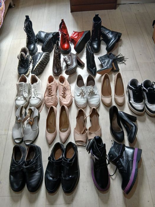 Листаем много обуви
