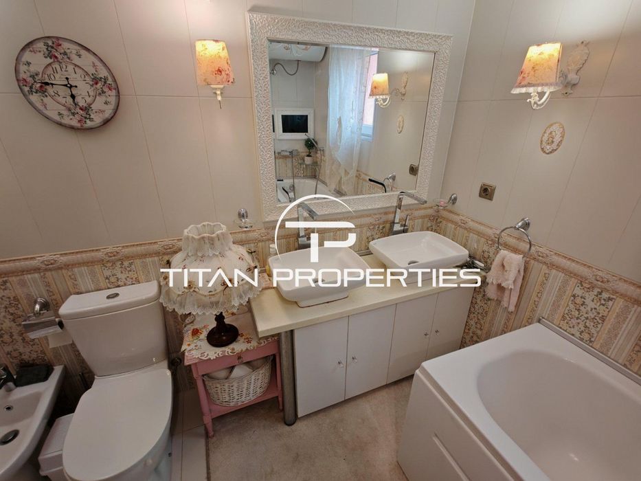 Дава се под наем Етаж от къща в Пловдив, Център - 140 кв.м за 1000 € - Снимка #16