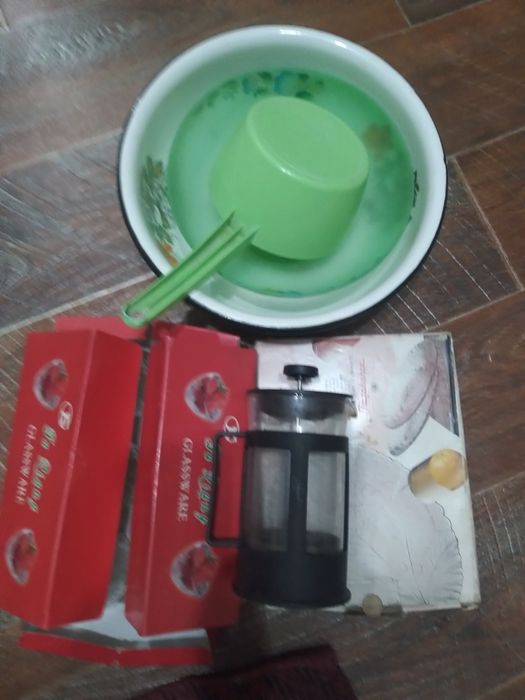 Посуда разная недорого.