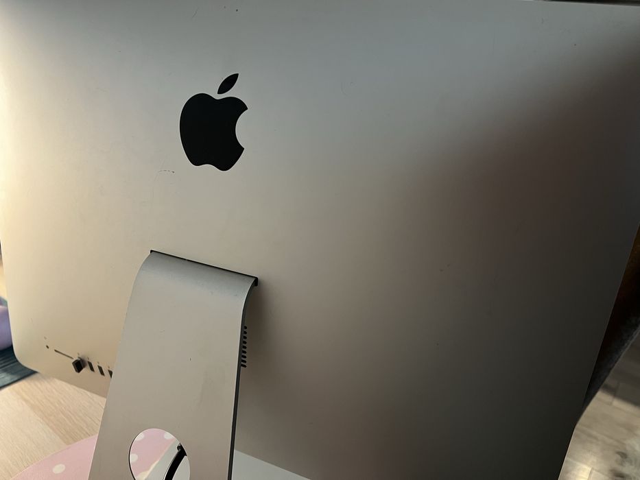 Apple iMac A1418 Quad Core i5 21.5 inch, 8GB RAM, 1TB HDD.