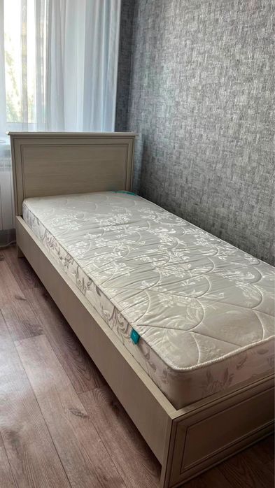 кровать с матрасом