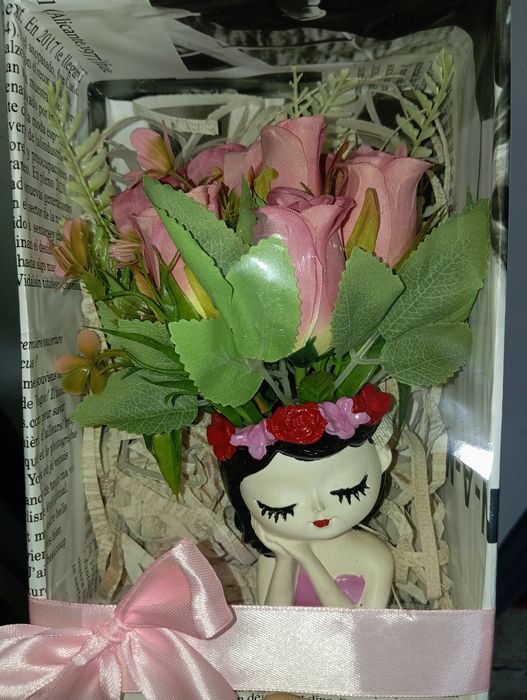 Кашпо девочка с цветами