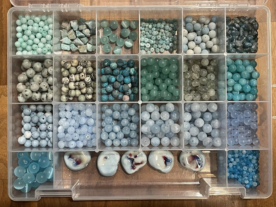 Кутия мъниста за бижута — естествени камъни, минерали и други