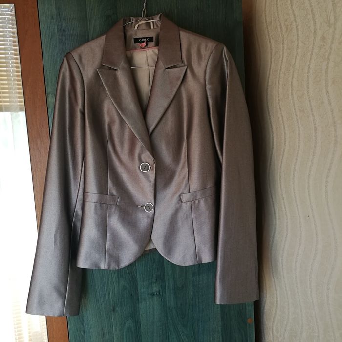 Дамски сив/сребрист костюм