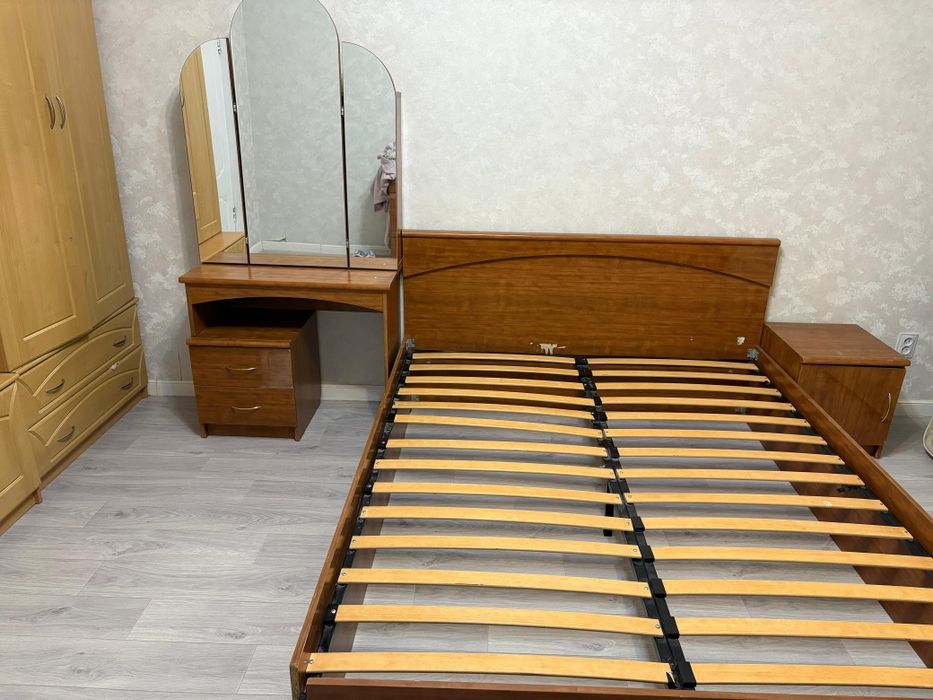 Продается спальный гарнитур с двуспальной кроватью