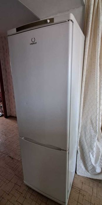 Холодильник Indesit (нерабочий)