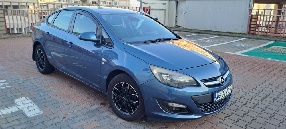 Vând Opel Astra j Enjoy Sedan.
