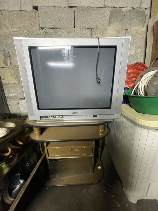 Телевизор с подставкой