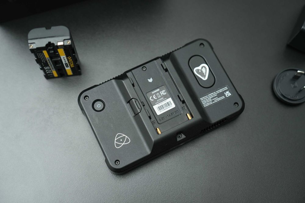 Monitor Atomos Shinobi 5"+ baterii NP-F750 + încărcător + SmallRig4487