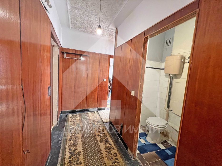 Продава се 65 кв.м. двустаен запазен апартамент ЦЕНТЪР гр. Нови пазар