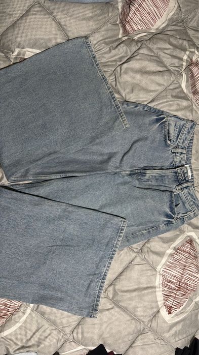 Различни чифтове дънки(всички отговарят на 34 размер)