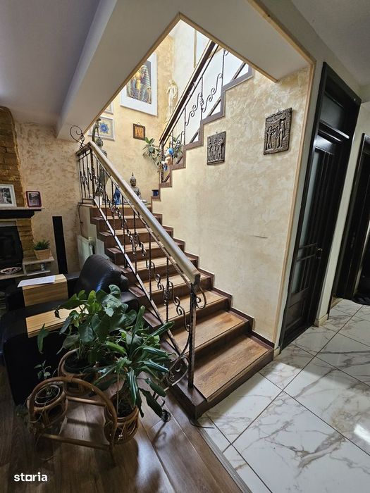 Vila 5 camere 696 mp teren Piscina - Aroneanu Iasi