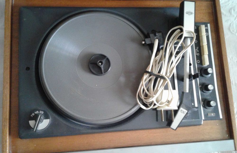 Музыкальный проигрыватель советский с виниловыми пластинками