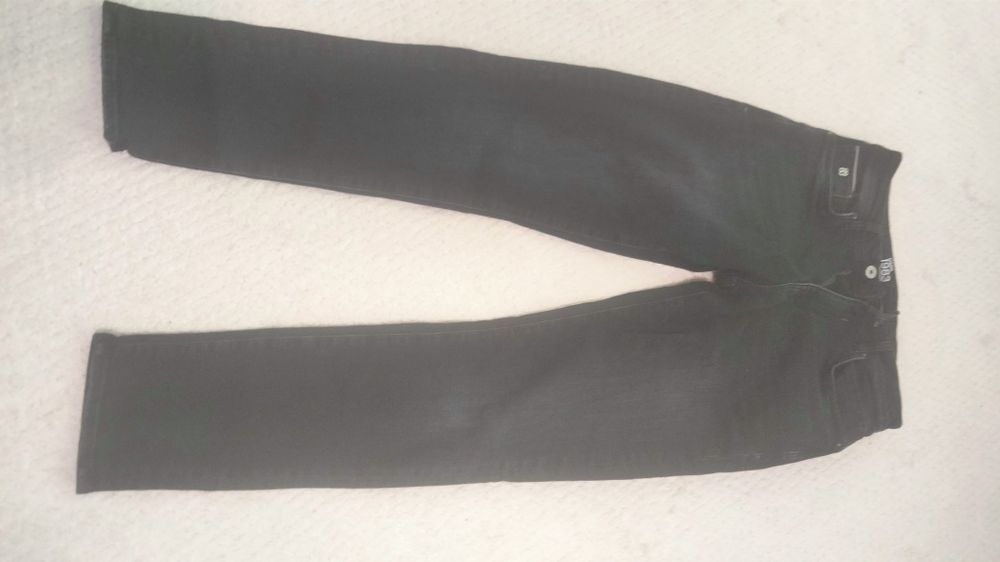 На подростка джинсы и худи