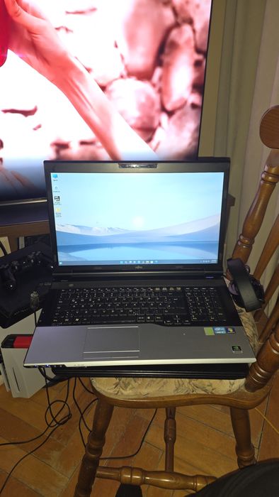 Laptop Fujitsu  de 17 diagonala,8gb ram si hdd de 500 gb.