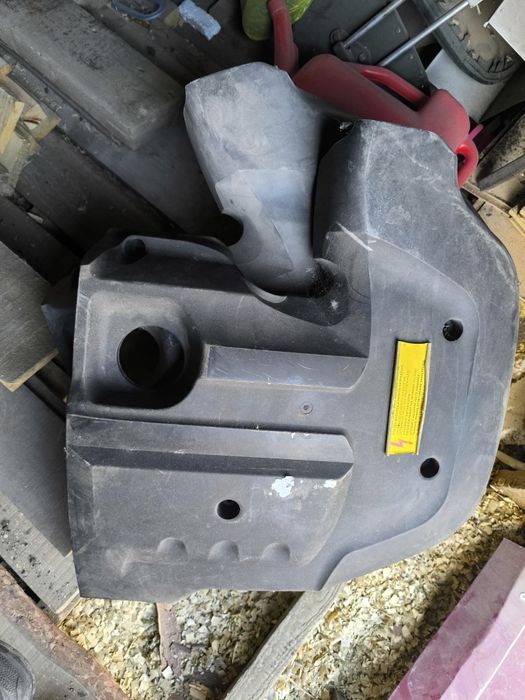 Пластиковая крышка двигателя Шеви