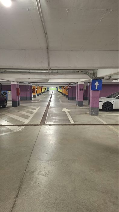 Închiriez loc de parcare subteran