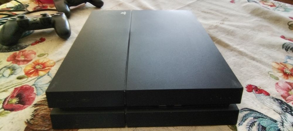 PS4 със кабели и 2 джойстика и 4 игри