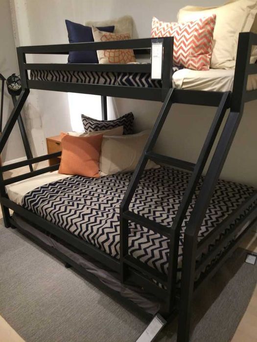 Двухъярусная кровать
Двухярусная кровать