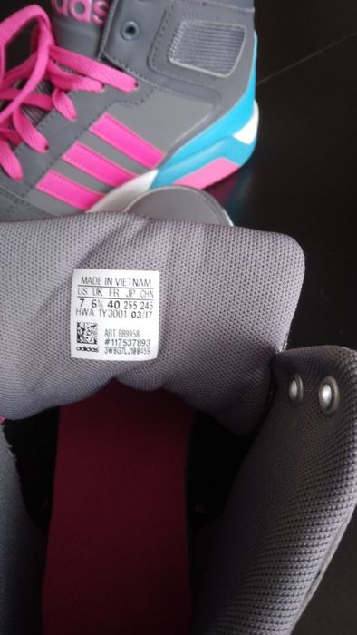 Дамски маратонки Адидас нови,40 номер