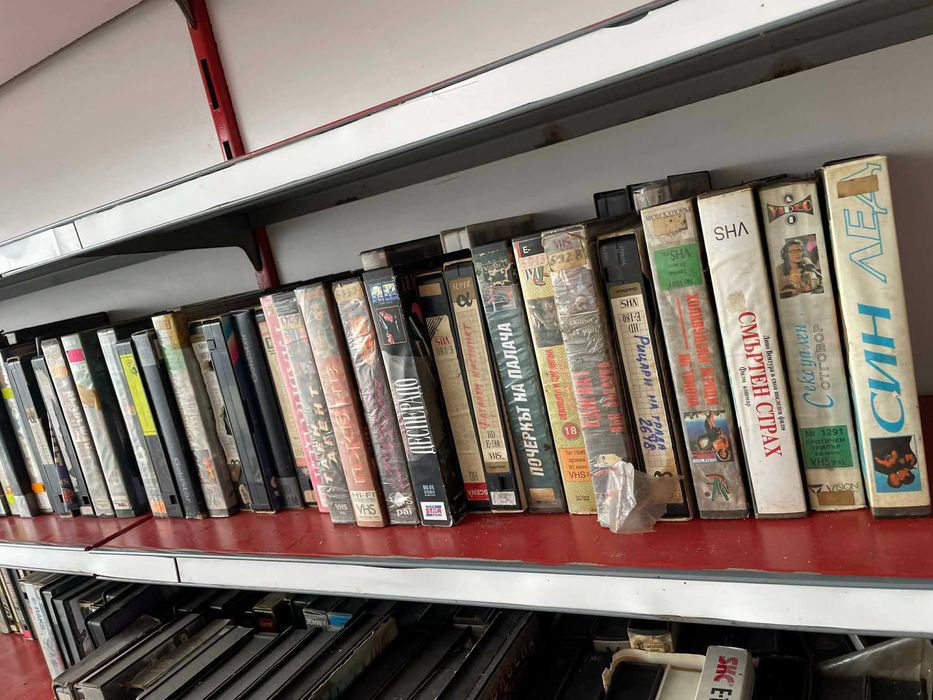 Колекция от ~1500 VHS видеокасети – разнообразни жанрове