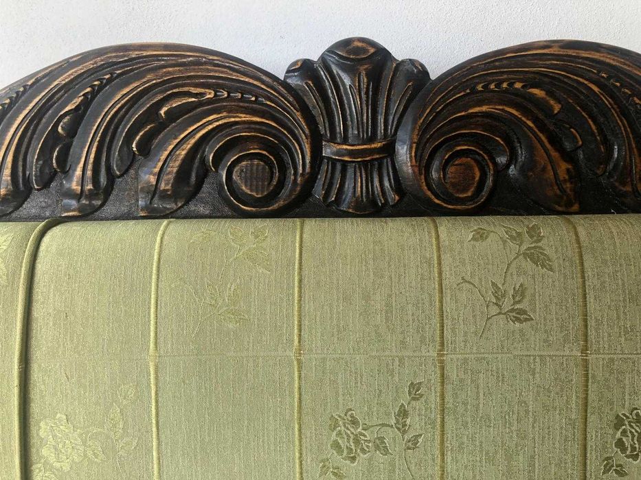 Canapea vintage cu lemn sculptat – elegantă și deosebită