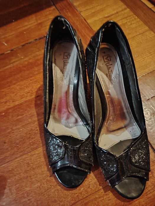 Продам 2 туфли дешево