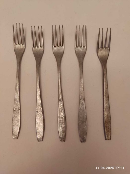 Вилки,    ложки.