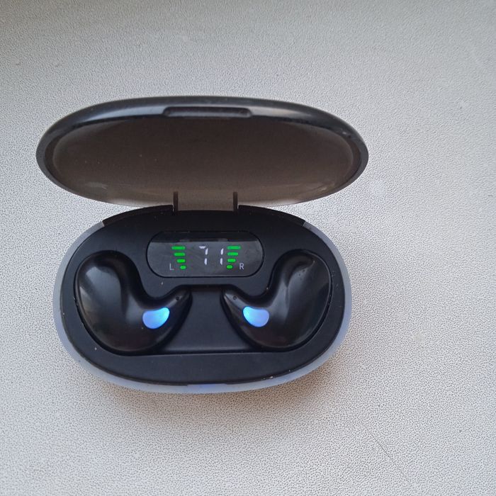 Продам без проводные наушники.