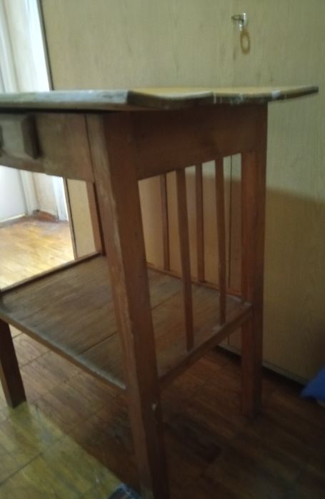 Столик из дерева