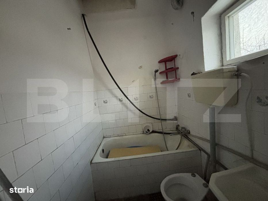 Casa de vanzare, cu 2 camere.