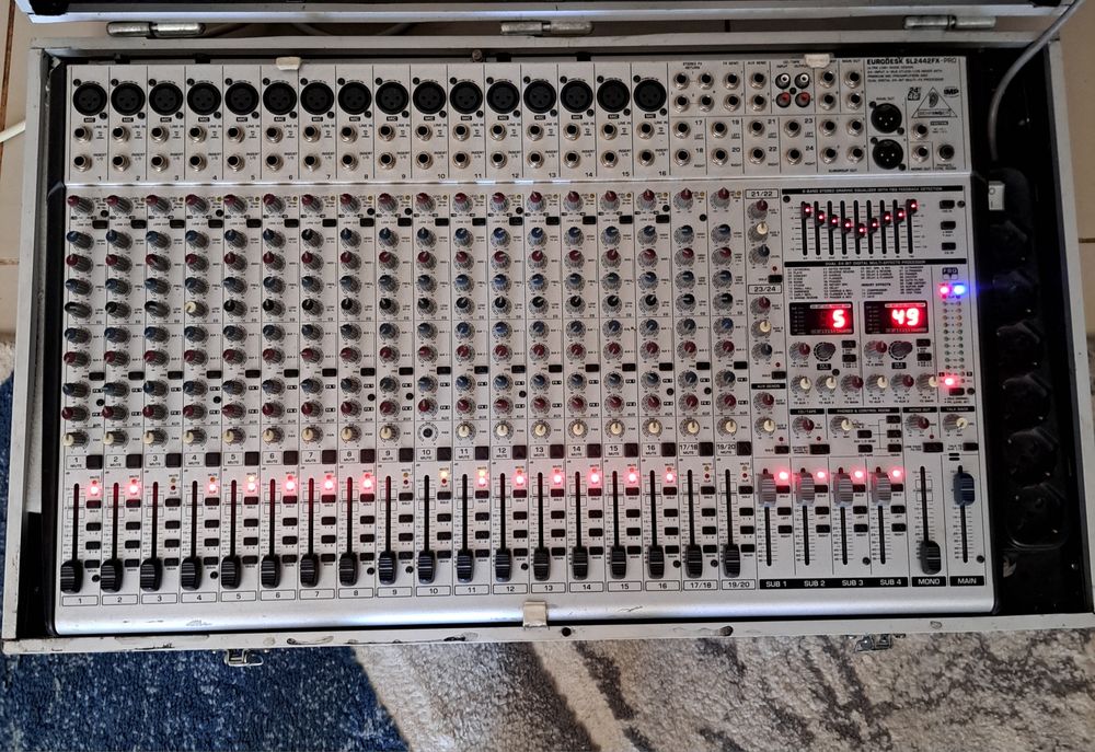 Vând mixer beringher