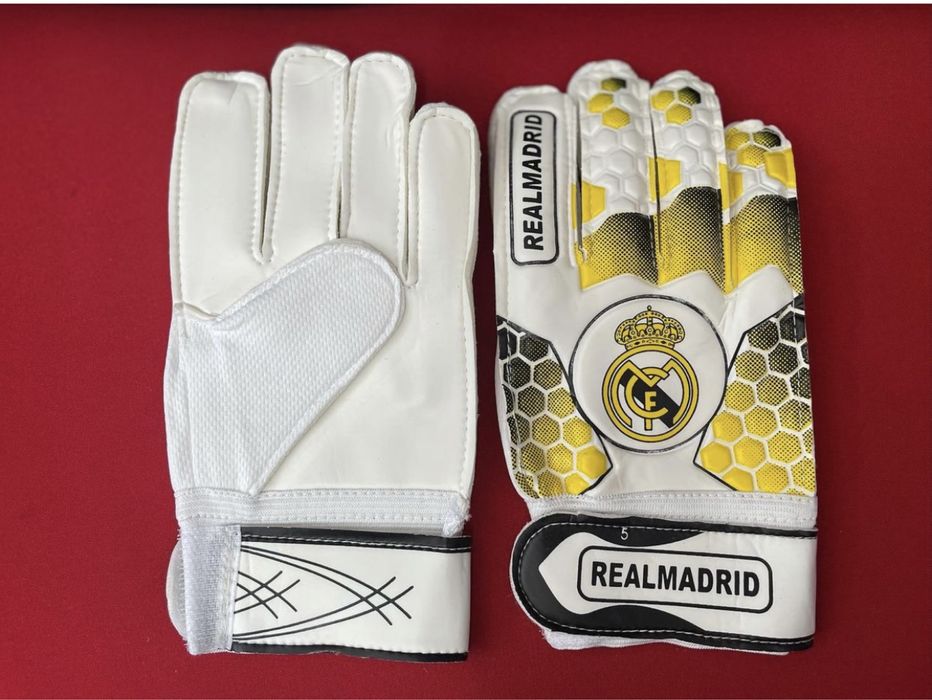 Вратарские перчатки