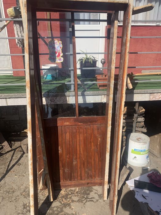 Дървени врати с каси и брави