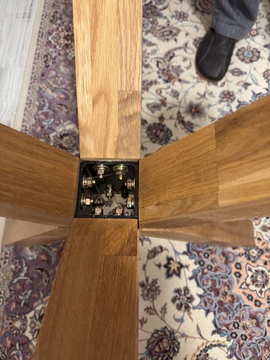 Masa JYSK cu blat din sticla securizata si suport lemn masiv