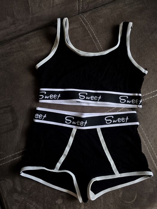 Комплект къс топ с къси панталонки и къс топ с боксерки