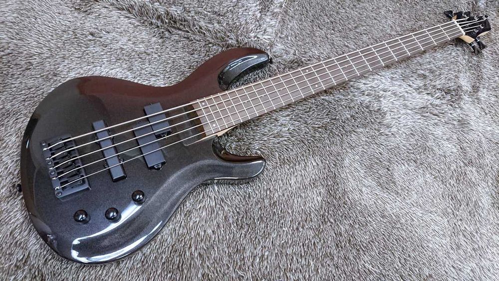 Продам 5ти струнную бас гитару