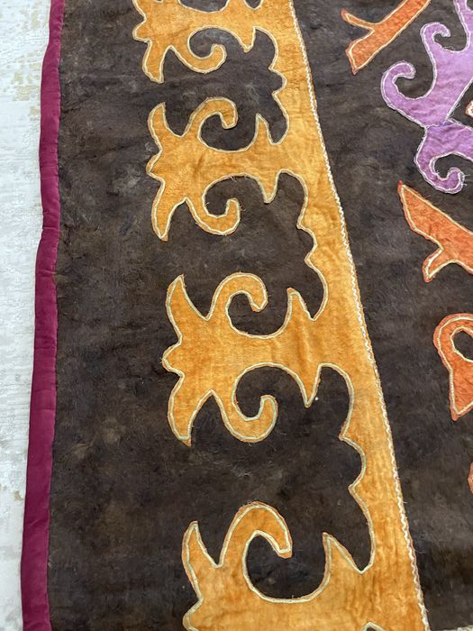 Тус кииз (ковер из войлока)