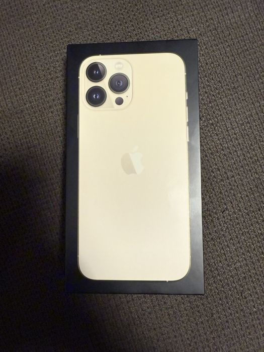 iPhone 13 Pro Max 128GB + 10бр. калъфи и стъклен протектор