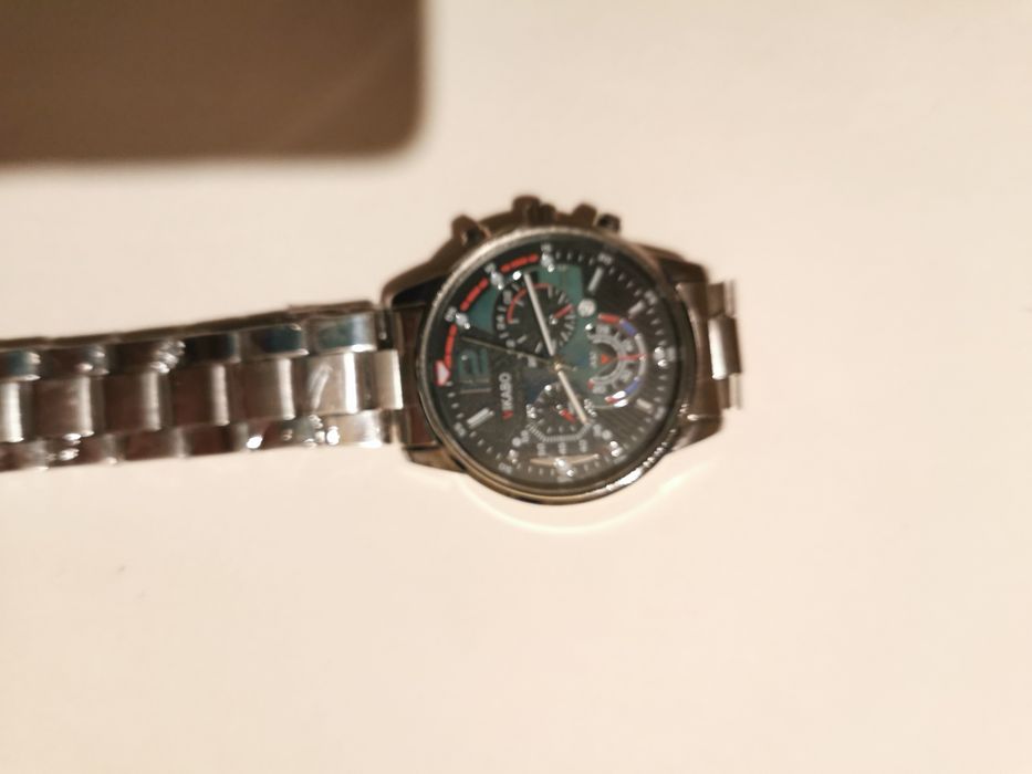 Часовник кварцов с метална каишка.